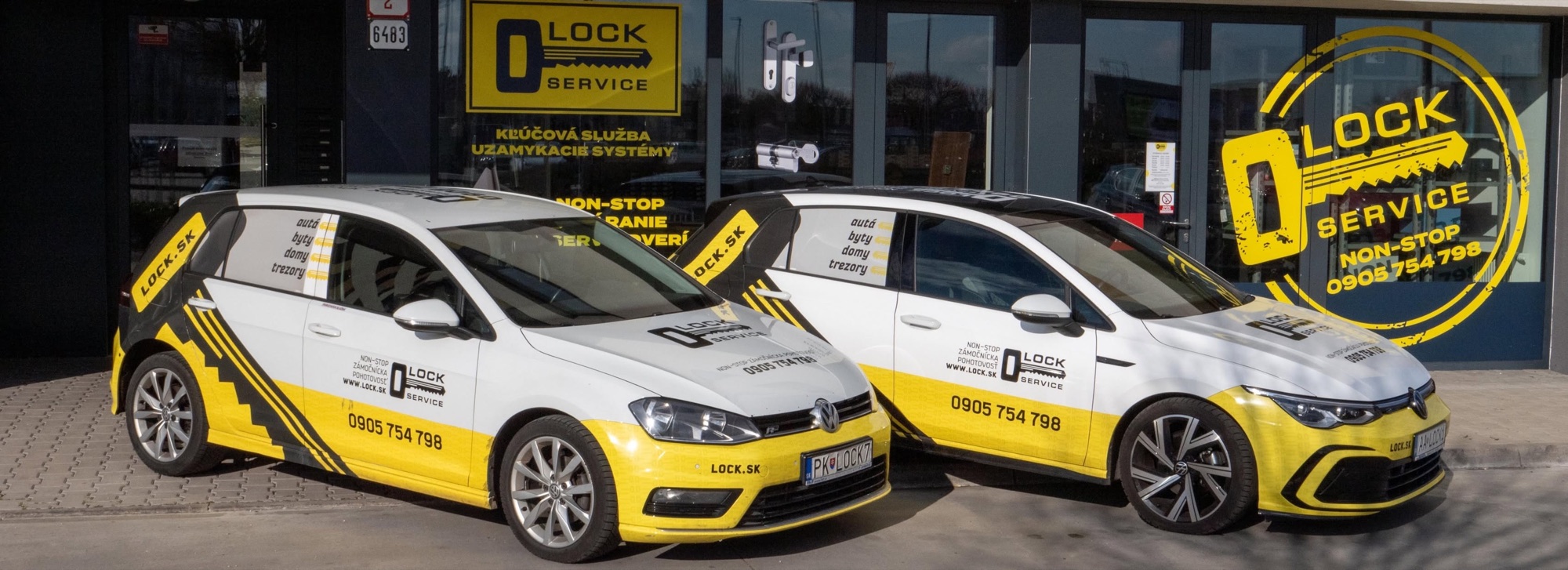 Servisné vozidlá LOCK pred predajňou v Bratislave